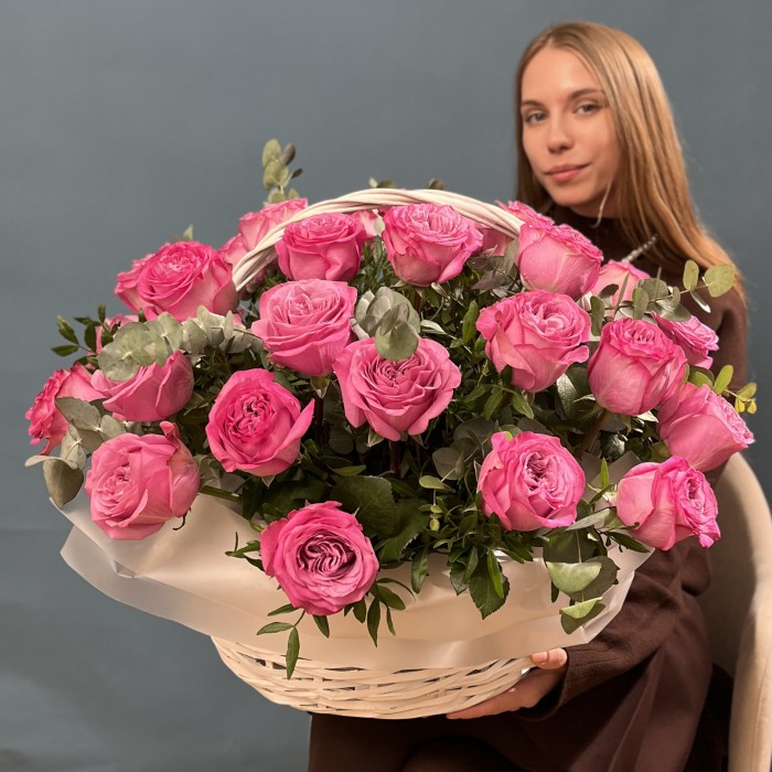 31 пионовидная роза Куинс Краун в корзине